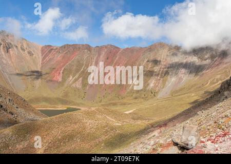 Vue pittoresque du stratovolcan terrain rocheux montagnes vallée et eau du lac contre ciel bleu nuageux dans Nevado de Toluca Mexique en été jour Banque D'Images