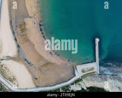 Vue aérienne de la belle mer et rivage rocheux à la plage au pays Basque sur la journée ensoleillée d'été Banque D'Images