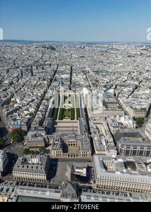 Vue imprenable depuis la tour Eiffel du centre de Paris avec bâtiments et vert champ de Mars contre ciel bleu sans nuages Banque D'Images