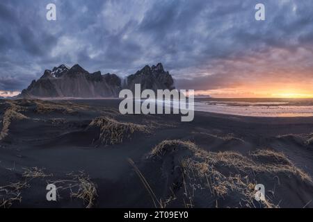 Vue imprenable sur la plage de sable noir Stockness et la montagne Vestahorn en arrière-plan en Islande Banque D'Images