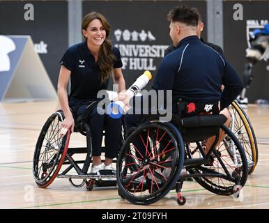 Hull, Royaume-Uni. 5 octobre 2023. La Princesse de Galles, patronne de la Rugby football League, se rend à Hull pour participer à une Journée de l'inclusivité de la Rugby League organisée par la Rugby football League, le Hull FC et l'Université de Hull. La princesse est vue essayant sa main au rugby en fauteuil roulant, rejoignant une séance d'entraînement avec des membres de l'équipe de rugby en fauteuil roulant anglaise gagnante de la coupe du monde. Crédit : Doug Peters/EMPICS/Alamy Live News Banque D'Images