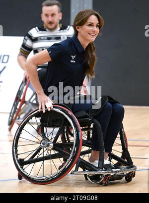 Hull, Royaume-Uni. 5 octobre 2023. La Princesse de Galles, patronne de la Rugby football League, se rend à Hull pour participer à une Journée de l'inclusivité de la Rugby League organisée par la Rugby football League, le Hull FC et l'Université de Hull. La princesse est vue essayant sa main au rugby en fauteuil roulant, rejoignant une séance d'entraînement avec des membres de l'équipe de rugby en fauteuil roulant anglaise gagnante de la coupe du monde. Crédit : Doug Peters/EMPICS/Alamy Live News Banque D'Images