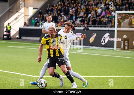 Gothenburg, Suède. 01e, octobre 2023. Mikkel Rygaard (18) de BK Haecken et Bersant Celina (8) de AIK Stockholm vus lors du match Allsvenskan entre BK Haecken et AIK Stockholm à Eleda Stadion à Malmoe. (Crédit photo : Gonzales photo - Amanda Persson). Banque D'Images