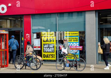 Londres, Royaume-Uni. 5 octobre 2023. Dernier jour de négociation dans Tooting pour la chaîne de détail Wilko que la société entre dans l'administration. Crédit : JOHNNY ARMSTEAD/Alamy Live News Banque D'Images