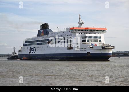 Tilbury Essex, Royaume-Uni. 5 octobre 2023. Le P&O Ferry Pride of Canterbury se dirige le long de la Tamise en direction de Tilbury Docks pour être mis en place et finalement envoyé à la cour des brise-roches pour la ferraille. Le navire a opéré sur la route très fréquentée de Douvres à Calais pendant 30 ans, effectuant plusieurs centaines de traversées depuis sa construction en 1991. Le ferry avait été arrêté à Douvres en 2022 après que P&0 Ferries ait licencié près de 800 employés, il a finalement été passé par les inspections de sécurité de la Maritime and Coastguard Agency pour reprendre la navigation en mai 22. Crédit : MARTIN DALTON/Alamy Live News Banque D'Images