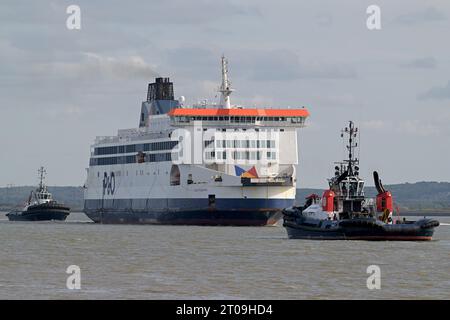 Tilbury Essex, Royaume-Uni. 5 octobre 2023. Le P&O Ferry Pride of Canterbury se dirige le long de la Tamise en direction de Tilbury Docks pour être mis en place et finalement envoyé à la cour des brise-roches pour la ferraille. Le navire a opéré sur la route très fréquentée de Douvres à Calais pendant 30 ans, effectuant plusieurs centaines de traversées depuis sa construction en 1991. Le ferry avait été arrêté à Douvres en 2022 après que P&0 Ferries ait licencié près de 800 employés, il a finalement été passé par les inspections de sécurité de la Maritime and Coastguard Agency pour reprendre la navigation en mai 22. Crédit : MARTIN DALTON/Alamy Live News Banque D'Images