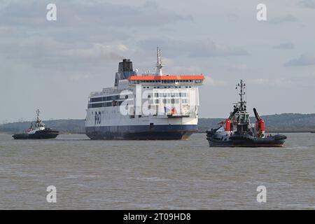 Tilbury Essex, Royaume-Uni. 5 octobre 2023. Le P&O Ferry Pride of Canterbury se dirige le long de la Tamise en direction de Tilbury Docks pour être mis en place et finalement envoyé à la cour des brise-roches pour la ferraille. Le navire a opéré sur la route très fréquentée de Douvres à Calais pendant 30 ans, effectuant plusieurs centaines de traversées depuis sa construction en 1991. Le ferry avait été arrêté à Douvres en 2022 après que P&0 Ferries ait licencié près de 800 employés, il a finalement été passé par les inspections de sécurité de la Maritime and Coastguard Agency pour reprendre la navigation en mai 22. Crédit : MARTIN DALTON/Alamy Live News Banque D'Images