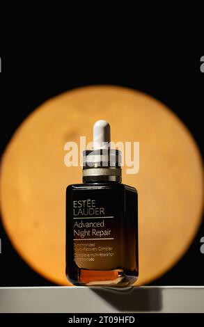 Strasbourg, France - septembre 2023 : Estee Lauder Advanced Night Repair face Serum Hero tourné sur un fond de lune jaune. Soin de nuit de luxe Banque D'Images