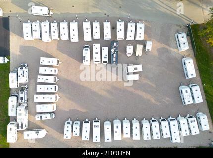 Photo aérienne d'une cour de stockage de caravanes montrant des rangées de caravanes Banque D'Images