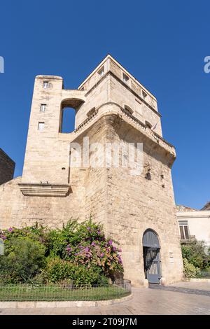 Vue verticale du paysage urbain du monument historique Tour de la Babote ou Babotte, ancien observatoire de Montpellier, France Banque D'Images