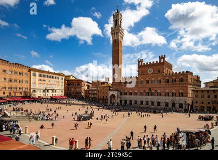 Sienne Toscane Italie septembre 2023 vue panoramique sur la Piazza del Campo et la Tour Mangia (Torre del Mangia) sur la droite, où tw Banque D'Images