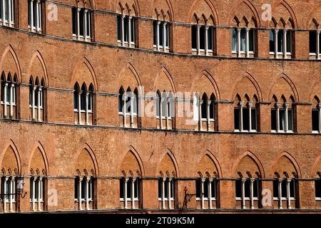Sienne Toscane Italie septembre 2023 Architecture siennoise montrant des Arches siennoises sur la Piazza del Campo Banque D'Images
