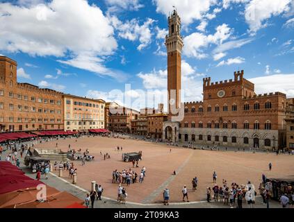Sienne Toscane Italie septembre 2023 vue panoramique sur la Piazza del Campo et la Tour Mangia (Torre del Mangia) sur la droite, où tw Banque D'Images