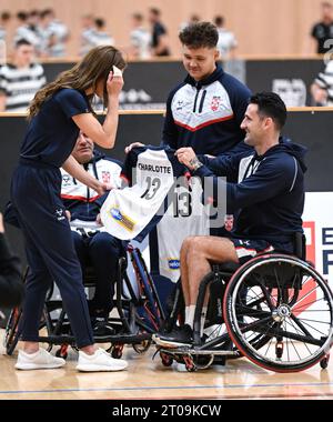 Hull, Royaume-Uni. 5 octobre 2023. La Princesse de Galles, patronne de la Rugby football League, se rend à Hull pour participer à une Journée de l'inclusivité de la Rugby League organisée par la Rugby football League, le Hull FC et l'Université de Hull. La princesse est vue essayant sa main au rugby en fauteuil roulant, rejoignant une séance d'entraînement avec des membres de l'équipe de rugby en fauteuil roulant anglaise gagnante de la coupe du monde. Crédit : Doug Peters/EMPICS/Alamy Live News Banque D'Images