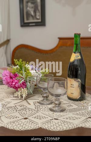 Bonne chambre du 18e siècle, Wilhelm Busch Mill à Ebergötzen, Allemagne. Avec bouteille de vin de 1903 et verres à vin sur la table Banque D'Images