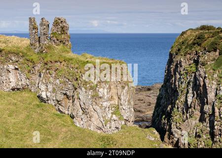 Ruines du château de Dunseverick sur la côte d'Antrim, Irlande du Nord Banque D'Images