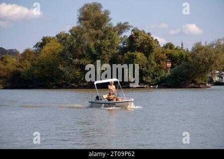 Belgrade, Serbie, 17 septembre 2023 : couple senior appréciant la navigation de plaisance Banque D'Images