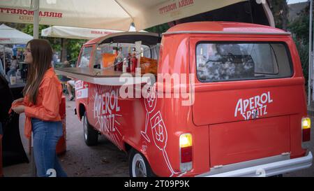 Belgrade, Serbie, 24 septembre 2023 : le fourgon classique VW transporter T2 converti en bar à cocktails mobile stationné sur le Danube à Zemun Banque D'Images