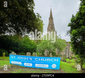 Église chrétienne médiévale St John's dans le vieux village de Corby, Angleterre. Banque D'Images