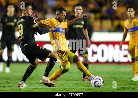 Monterrey, Mexique. 04 octobre 2023. 4 octobre 2023 ; Monterrey, Nuevo León, Mexique, Estádio Universitário ; Liga BBVA MX Round 11 match entre le Club Tigres UANL et Toluca. #5 milieu de terrain Tigres, Rafael Carioca en cours d'exécution avec le ballon le protégeant de l'attaquant #19 Toluca, Edgar Iván López Rodríguez. Crédit obligatoire : Toby Tande crédit : PX Images/Alamy Live News Banque D'Images