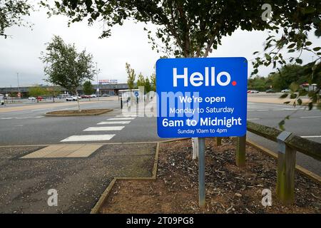 Panneau « Bonjour » et parking au supermarché Tesco Extra à Corby, en Angleterre. Banque D'Images