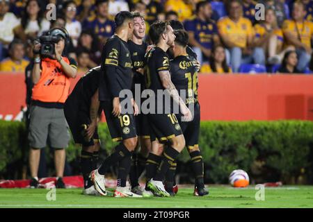 Monterrey, Mexique. 04 octobre 2023. 4 octobre 2023 ; Monterrey, Nuevo León, Mexique, Estádio Universitário ; Liga BBVA MX Round 11 match entre le Club Tigres UANL et Toluca. Les joueurs de Toluca célèbrent le premier but du match. Crédit obligatoire : Toby Tande crédit : PX Images/Alamy Live News Banque D'Images