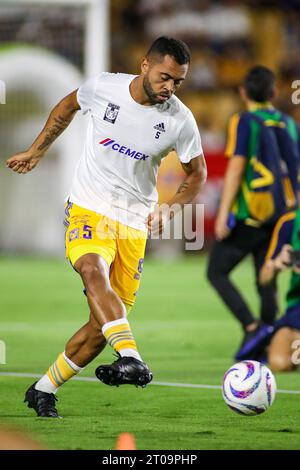 Monterrey, Mexique. 04 octobre 2023. 4 octobre 2023 ; Monterrey, Nuevo León, Mexique, Estádio Universitário ; Liga BBVA MX Round 11 match entre le Club Tigres UANL et Toluca. #5 Midfielder Tigres, Rafael Carioca pendant l'échauffement. Crédit obligatoire : Toby Tande/PXimages crédit : PX Images/Alamy Live News Banque D'Images