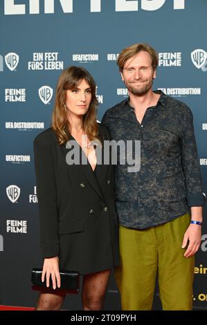 schauspieler-ulrich-brandhoff-kommt-zur-premiere-der-film-kom-die-ein