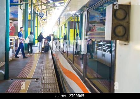 29 septembre 2023. Jakarta, Indonésie. Les passagers étaient occupés à transporter leurs affaires pour monter à bord d'un train qui attendait déjà à la gare de Gambir à Banque D'Images