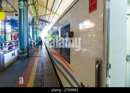 29 septembre 2023. Jakarta, Indonésie. Les passagers étaient occupés à transporter leurs affaires pour monter à bord d'un train qui attendait déjà à la gare de Gambir à Banque D'Images