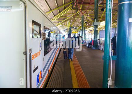 29 septembre 2023. Jakarta, Indonésie. Les passagers étaient occupés à transporter leurs affaires pour monter à bord d'un train qui attendait déjà à la gare de Gambir à Banque D'Images