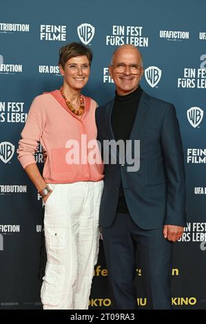 Schauspieler Christoph Maria Herbst und Ehefrau Gisi kommt zur Premiere der film Komödie Ein Fest fürs Leben der am 19.10.2023 in die Kinos Kommt. *** Acteur Christoph Maria Herbst et sa femme Gisi vient à la première du film comédie Ein Fest fürs Leben le 19 10 2023 dans les théâtres Kommt Banque D'Images