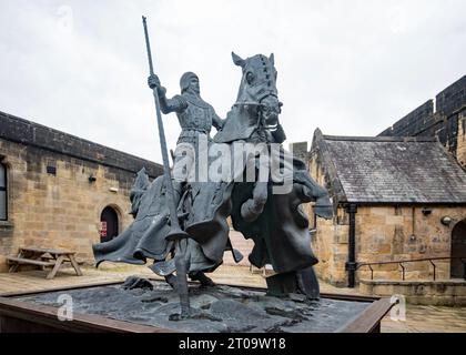 Château d'Alnwick Northumberland 11e siècle Château sensiblement intact dans le comté de Northumberland, UK.Statue de Harry Hotspur, Courtyard, Alnwick. Banque D'Images