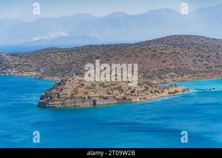 Vue panoramique sur l'île de Spinalonga avec mer calme. Ici se trouvaient des lépreux isolés, humains atteints de la maladie de Hansen, golfe d'Elounda, Crète, Grèce. Photo de haute qualité Banque D'Images