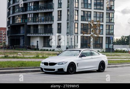 Minsk, Biélorussie, octobre 2023 - BMW blanche sur la route. automobile moderne de luxe Banque D'Images