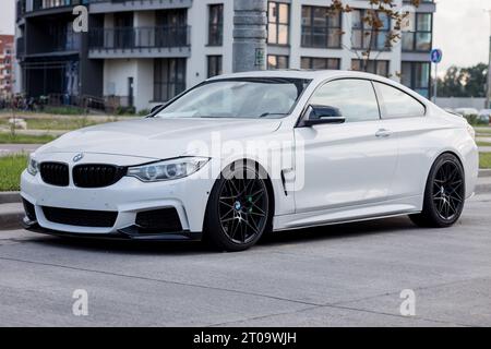Minsk, Biélorussie, octobre 2023 - coupé BMW de voiture blanche moderne. Automobile allemande de luxe Banque D'Images