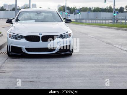 Minsk, Biélorussie, octobre 2023 - coupé BMW blanc garé dans la rue. Vue avant Banque D'Images