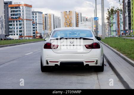 Minsk, Biélorussie, octobre 2023 - prestigieuse voiture allemande BMW - vue arrière Banque D'Images