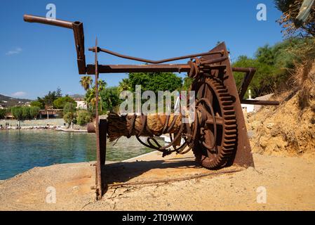 Vieux treuil rouillé à Agia Pelagia Beach, Crète, Grèce. Banque D'Images