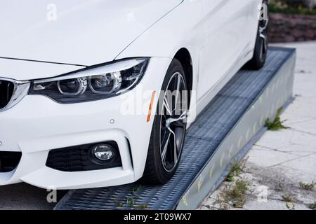 Minsk, Biélorussie, octobre 2023 - vue rapprochée des phares avant de BMW. Sport auto Banque D'Images