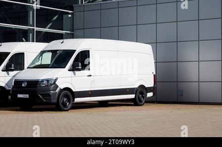 Minsk, Biélorussie, octobre 2023 - Grande Volkswagen Crafter blanche. Concessionnaire Volkswagen Banque D'Images