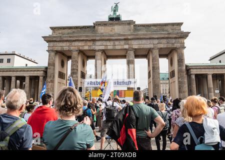 Berlin, Allemagne. 03 octobre 2023. Les manifestants vus se sont rassemblés devant la porte de Brandebourg lors d'une manifestation pro-russe à Berlin à l'occasion du 33e anniversaire de la Journée de l'unité allemande. Crédit : SOPA Images Limited/Alamy Live News Banque D'Images