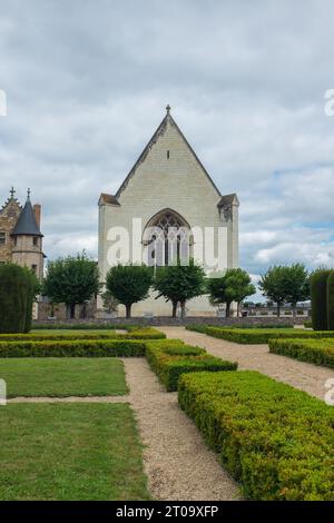 Angers, France, 2023. Le 15e siècle Châtelet (maison de garde) et chapelle des logements royaux vus du jardin formel (vertical) Banque D'Images