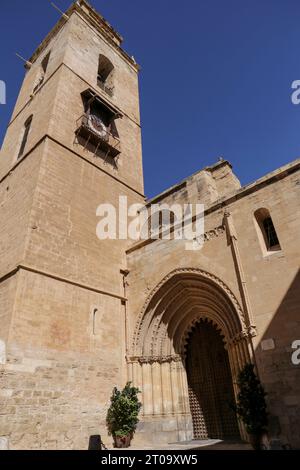 Orihuela, Alicante, Espagne- 13 avril 2023 : le Collège diocésain de Saint-Domingue et le couvent Banque D'Images