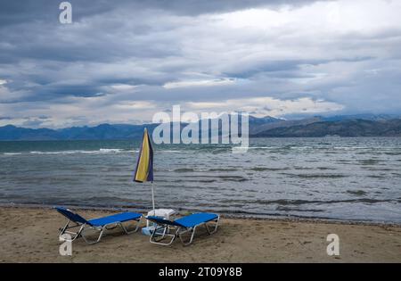 Kalamaki, Korfu, Griechenland - Blick vom Kalamaki Strand im Nordosten der griechischen Insel Korfu ueber das ionische Meer Richtung Festland Albanien. Kalamaki Korfu Griechenland *** Kalamaki, Corfou, Grèce vue de la plage de Kalamaki dans le nord-est de l'île grecque de Corfou sur la mer Ionienne vers l'Albanie continentale Kalamaki Corfou Grèce Banque D'Images