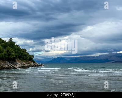 Kalamaki, Korfu, Griechenland - Blick vom Kalamaki Strand im Nordosten der griechischen Insel Korfu ueber das ionische Meer Richtung Festland von Albanien auf Hoehe der Stadt Saranda. Kalamaki Korfu Griechenland *** Kalamaki, Corfou, Grèce vue de Kalamaki plage dans le nord-est de l'île grecque de Corfou sur la mer Ionienne vers le continent de l'Albanie à la hauteur de la ville Saranda Kalamaki Corfou Grèce Banque D'Images