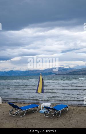 Kalamaki, Korfu, Griechenland - Blick vom Kalamaki Strand im Nordosten der griechischen Insel Korfu ueber das ionische Meer Richtung Festland Albanien. Kalamaki Korfu Griechenland *** Kalamaki, Corfou, Grèce vue de la plage de Kalamaki dans le nord-est de l'île grecque de Corfou sur la mer Ionienne vers l'Albanie continentale Kalamaki Corfou Grèce Banque D'Images