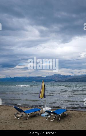 Kalamaki, Korfu, Griechenland - Blick vom Kalamaki Strand im Nordosten der griechischen Insel Korfu ueber das ionische Meer Richtung Festland Albanien. Kalamaki Korfu Griechenland *** Kalamaki, Corfou, Grèce vue de la plage de Kalamaki dans le nord-est de l'île grecque de Corfou sur la mer Ionienne vers l'Albanie continentale Kalamaki Corfou Grèce Banque D'Images