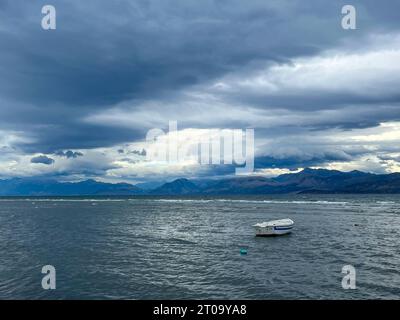 Kalamaki, Korfu, Griechenland - Blick vom Kalamaki Strand im Nordosten der griechischen Insel Korfu ueber das ionische Meer Richtung Festland von Albanien auf Hoehe der Stadt Saranda. Kalamaki Korfu Griechenland *** Kalamaki, Corfou, Grèce vue de la plage de Kalamaki dans le nord-est de l'île grecque de Corfou sur la mer Ionienne vers le continent de l'Albanie à la hauteur de la ville Saranda Kalamaki Corfou Grèce crédit : Imago/Alamy Live News Banque D'Images