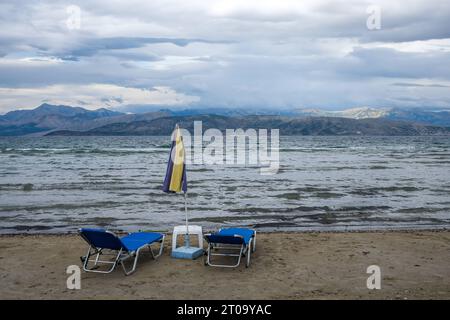 Kalamaki, Korfu, Griechenland - Blick vom Kalamaki Strand im Nordosten der griechischen Insel Korfu ueber das ionische Meer Richtung Festland Albanien. Kalamaki Korfu Griechenland *** Kalamaki, Corfou, Grèce vue de la plage de Kalamaki dans le nord-est de l'île grecque de Corfou sur la mer Ionienne vers l'Albanie continentale Kalamaki Corfou Grèce Banque D'Images